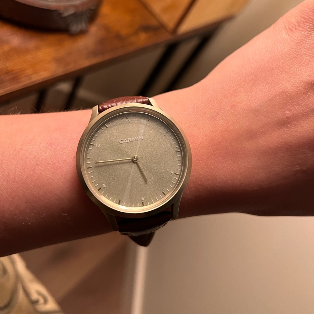 Still selling - Garmin Vivomove HR